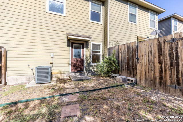 Listing photo id 25 for 5012 Flipper Dr