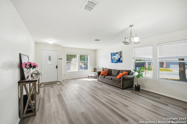 Image 10 of 28 For 5843 Sherbrooke Oak