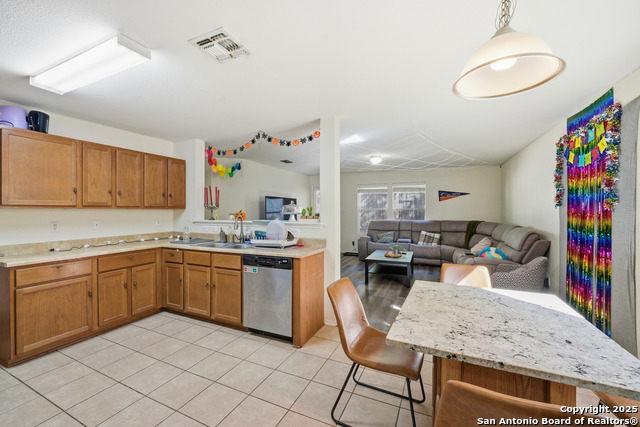 Image 13 of 28 For 5843 Sherbrooke Oak