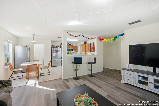 Image 14 of 28 For 5843 Sherbrooke Oak