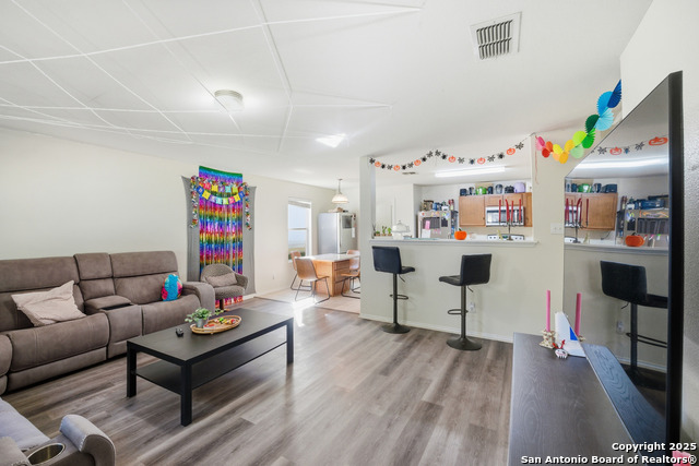 Image 15 of 28 For 5843 Sherbrooke Oak