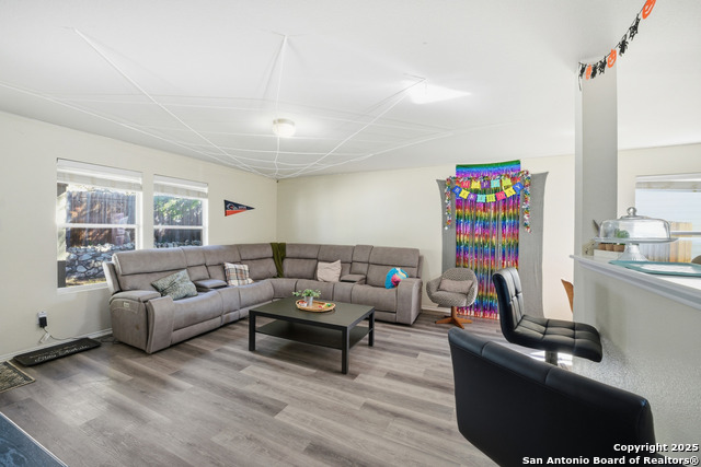 Image 16 of 28 For 5843 Sherbrooke Oak