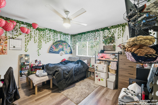 Image 17 of 28 For 5843 Sherbrooke Oak