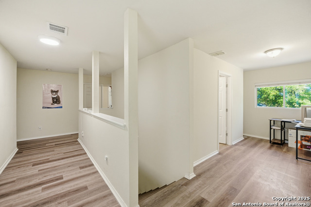 Image 21 of 28 For 5843 Sherbrooke Oak