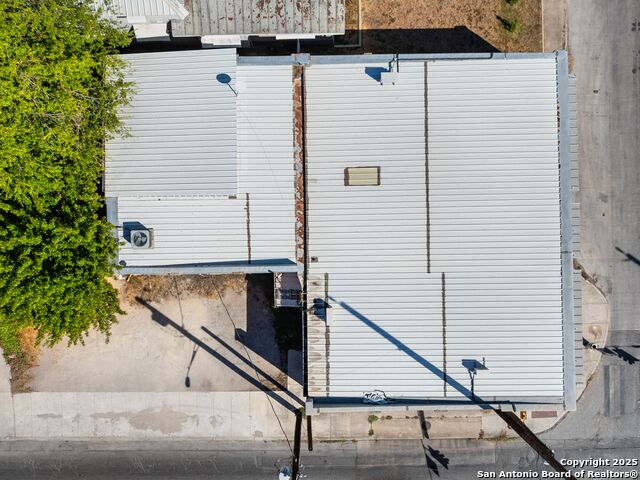 Image 2 of 40 For 1651 Woodlawn W