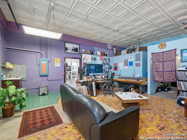 Image 32 of 40 For 1651 Woodlawn W