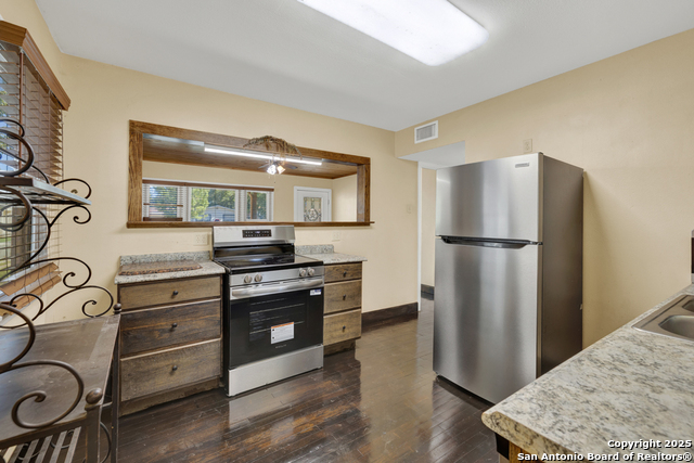 Listing photo id 8 for 927 Union Ave N