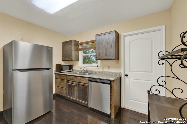 Listing photo id 9 for 927 Union Ave N