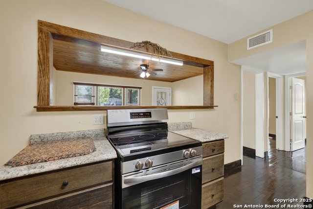 Listing photo id 10 for 927 Union Ave N