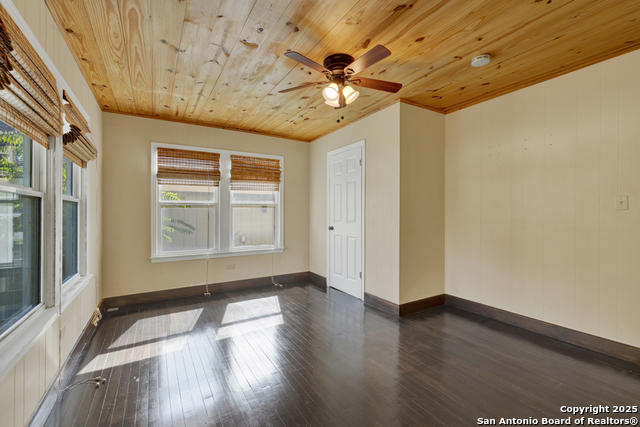 Listing photo id 13 for 927 Union Ave N