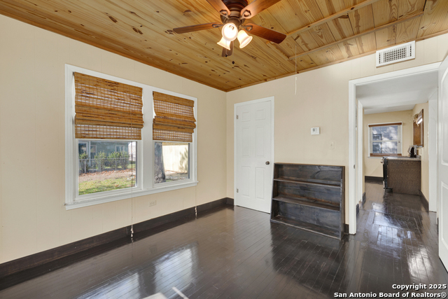 Listing photo id 15 for 927 Union Ave N