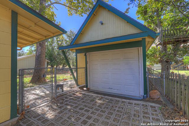 Listing photo id 17 for 927 Union Ave N