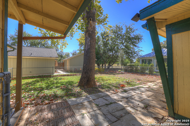 Listing photo id 18 for 927 Union Ave N