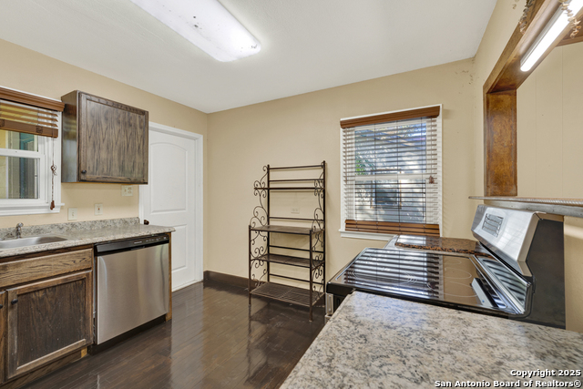 Listing photo id 7 for 927 Union Ave N