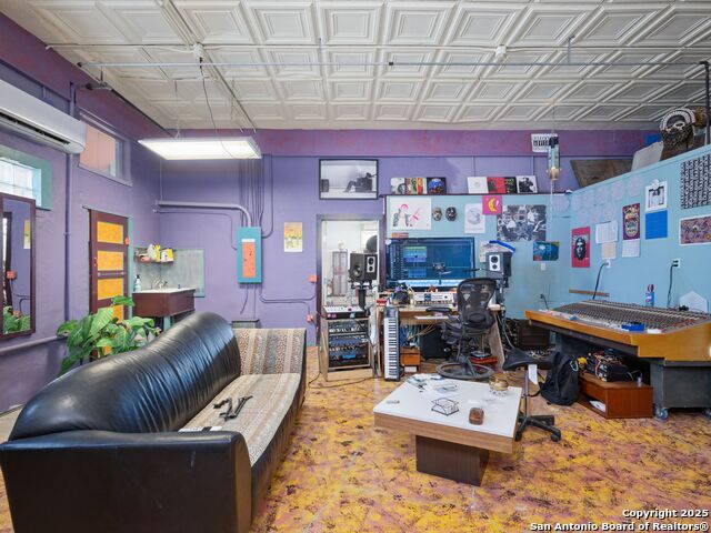 Image 33 of 40 For 1651 Woodlawn W