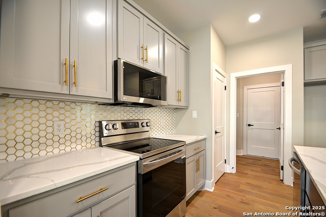 Listing photo id 10 for 1806 Chateau Ln