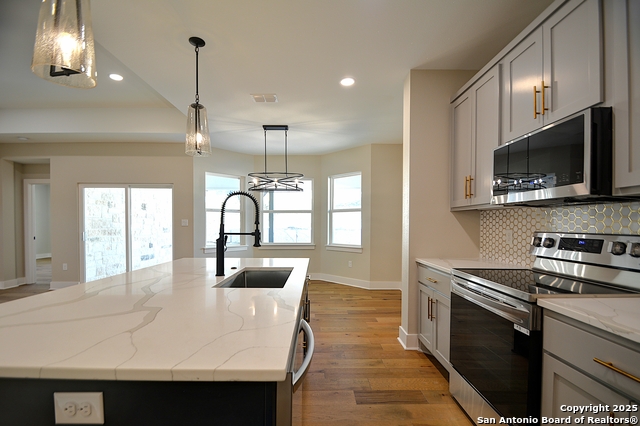 Listing photo id 11 for 1806 Chateau Ln