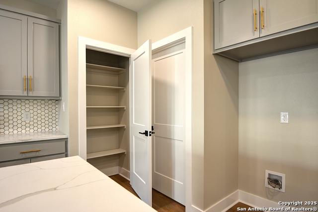 Listing photo id 12 for 1806 Chateau Ln