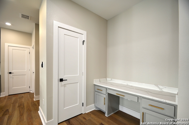 Listing photo id 13 for 1806 Chateau Ln