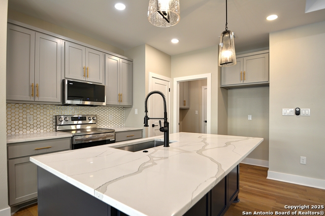 Listing photo id 7 for 1806 Chateau Ln