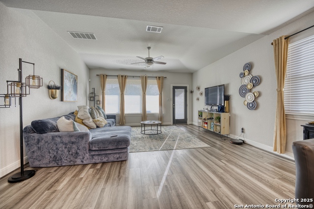 Listing photo id 12 for 2518 Castello