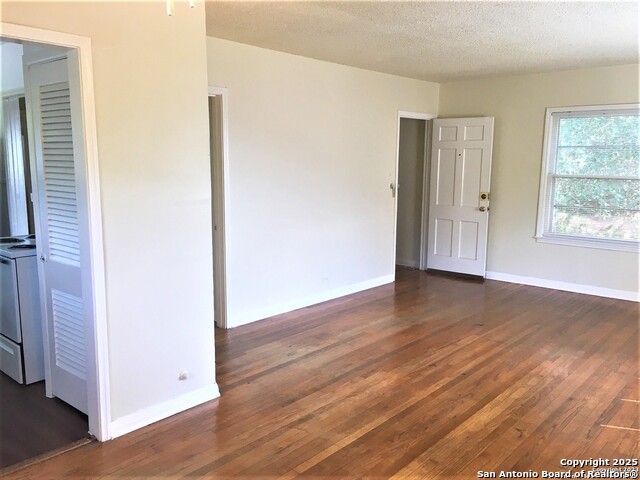 Image 5 of 14 For 229 Ridgewood Ct W 1