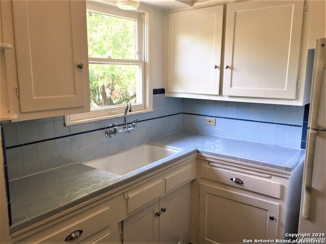 Image 7 of 14 For 229 Ridgewood Ct W 1