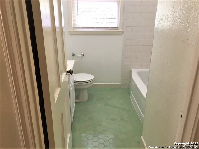 Image 9 of 14 For 229 Ridgewood Ct W 1