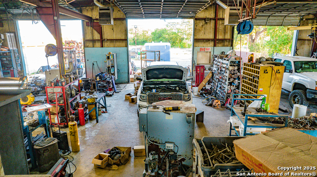 Listing photo id 9 for 2510 Loop 410 Acc Rd Se