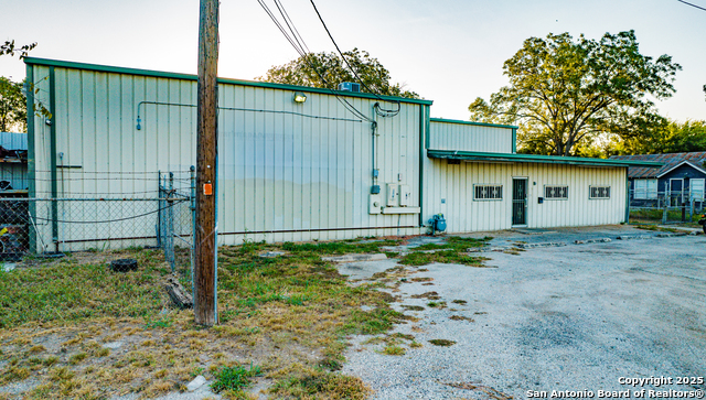 Listing photo id 2 for 2510 Loop 410 Acc Rd Se