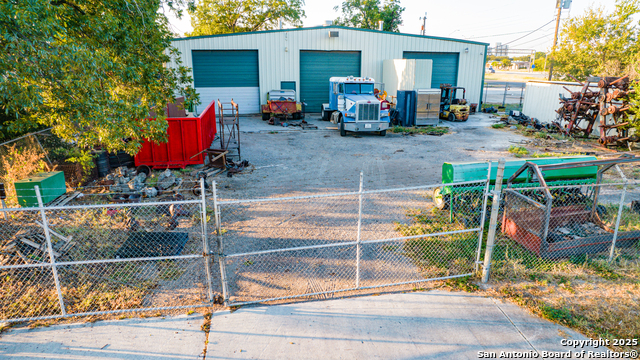 Listing photo id 3 for 2510 Loop 410 Acc Rd Se