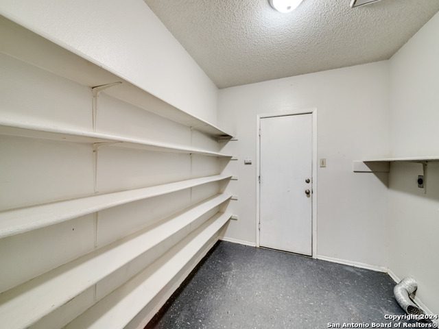 Listing photo id 9 for 8239 Brisbane