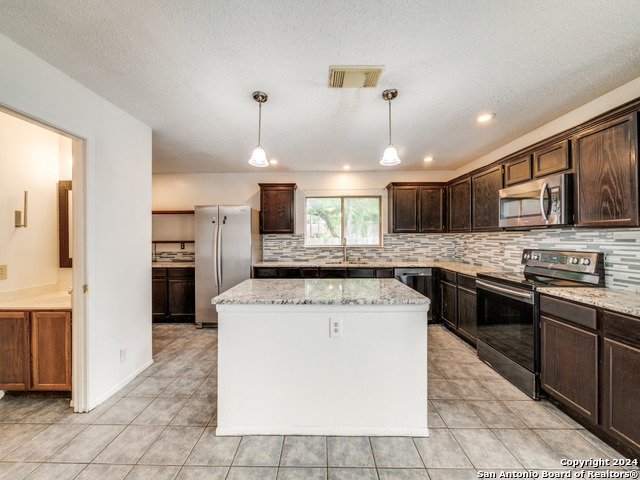 Listing photo id 4 for 8239 Brisbane