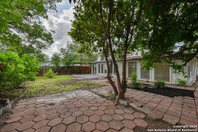 Listing photo id 18 for 8903 Ridge Sky St