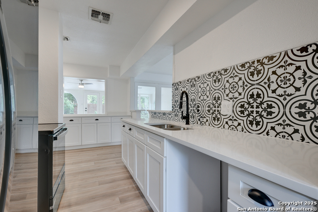 Listing photo id 3 for 8903 Ridge Sky St