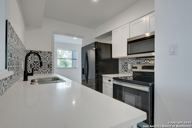 Listing photo id 4 for 8903 Ridge Sky St