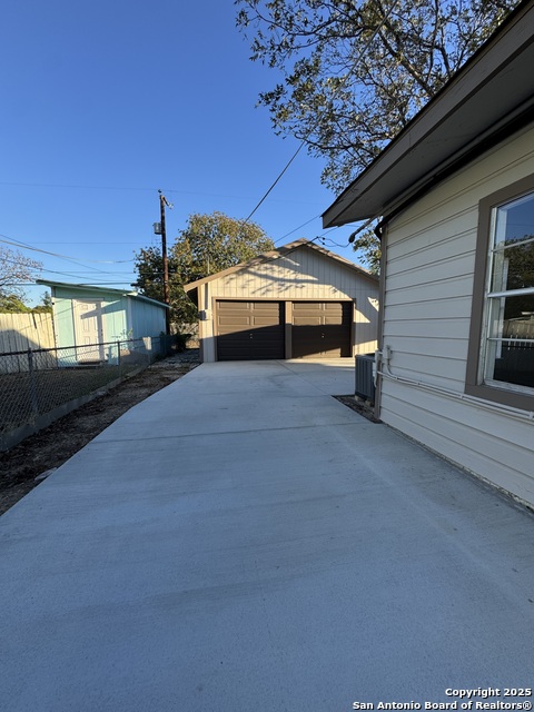 Image 15 of 21 For 219 Vestal Pl E