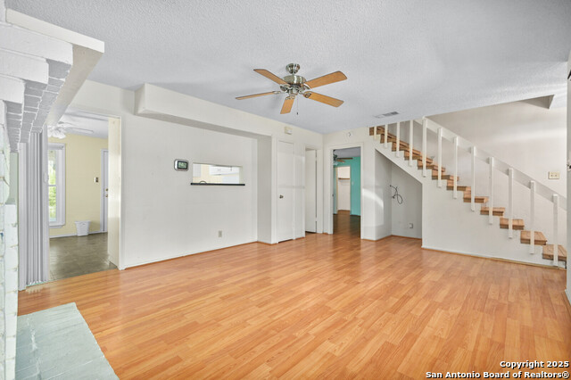 Listing photo id 2 for 11427 Rousseau St