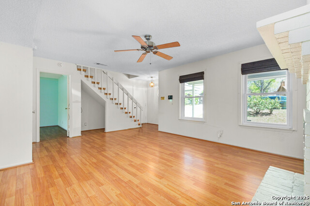 Listing photo id 3 for 11427 Rousseau St