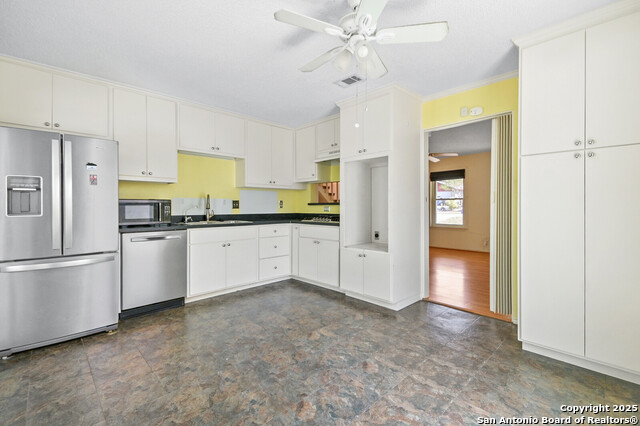 Listing photo id 5 for 11427 Rousseau St