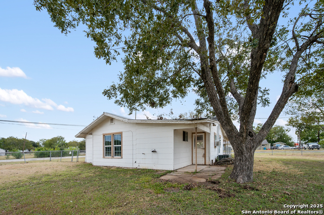 Image 3 of 16 For 211 Hackberry S