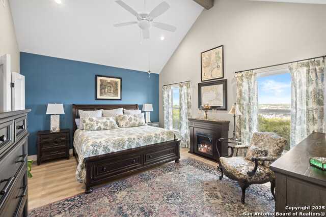 Listing photo id 8 for 1057 Roanoke Lane