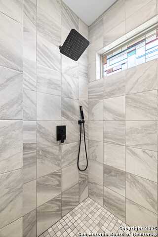 Listing photo id 10 for 1057 Roanoke Lane