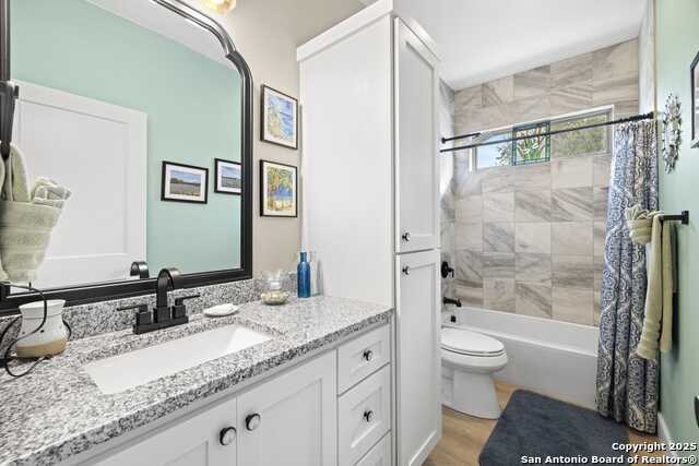 Listing photo id 5 for 1057 Roanoke Lane