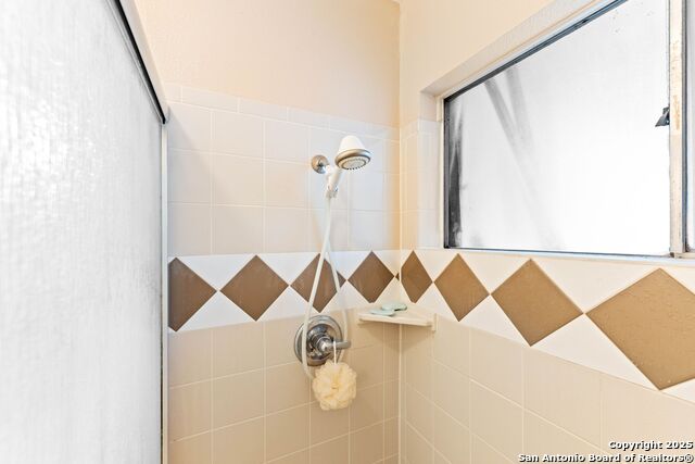 Image 19 of 33 For 4015 Hillswind