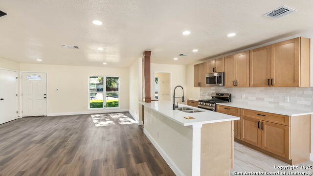 Listing photo id 4 for 6335 Marrogot Run