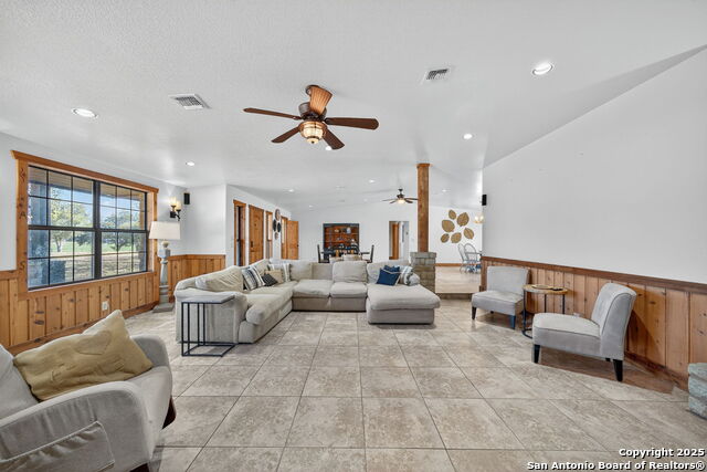 Listing photo id 9 for 15326 Gross Lane