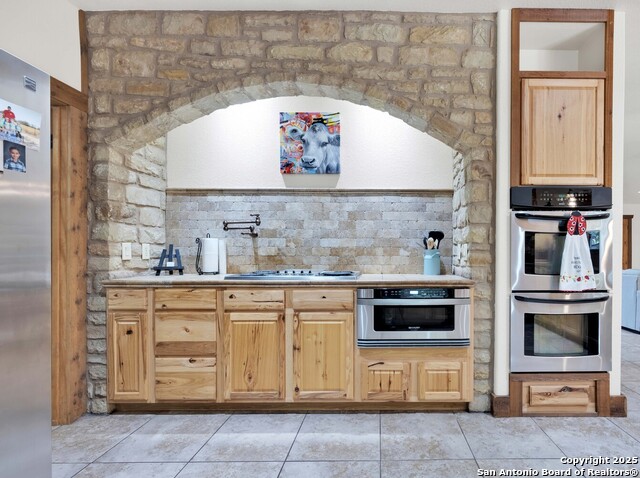 Listing photo id 12 for 15326 Gross Lane