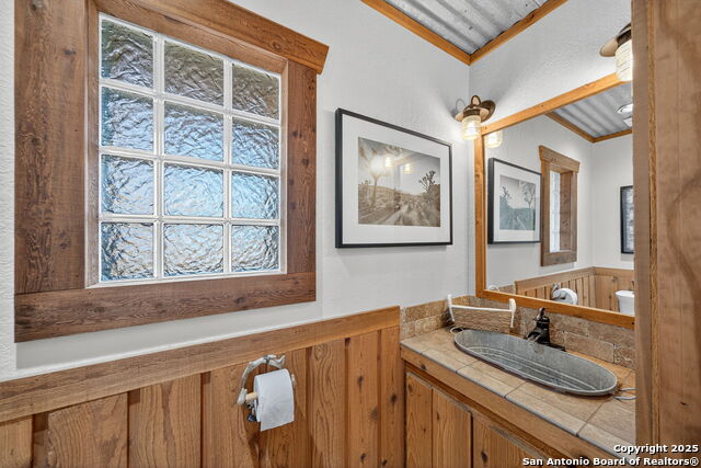 Listing photo id 19 for 15326 Gross Lane