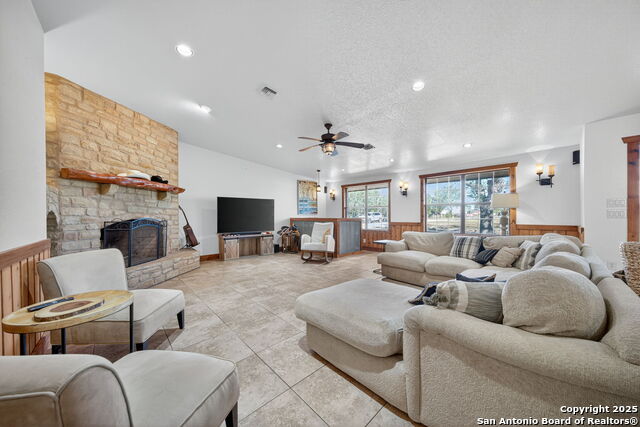 Listing photo id 6 for 15326 Gross Lane